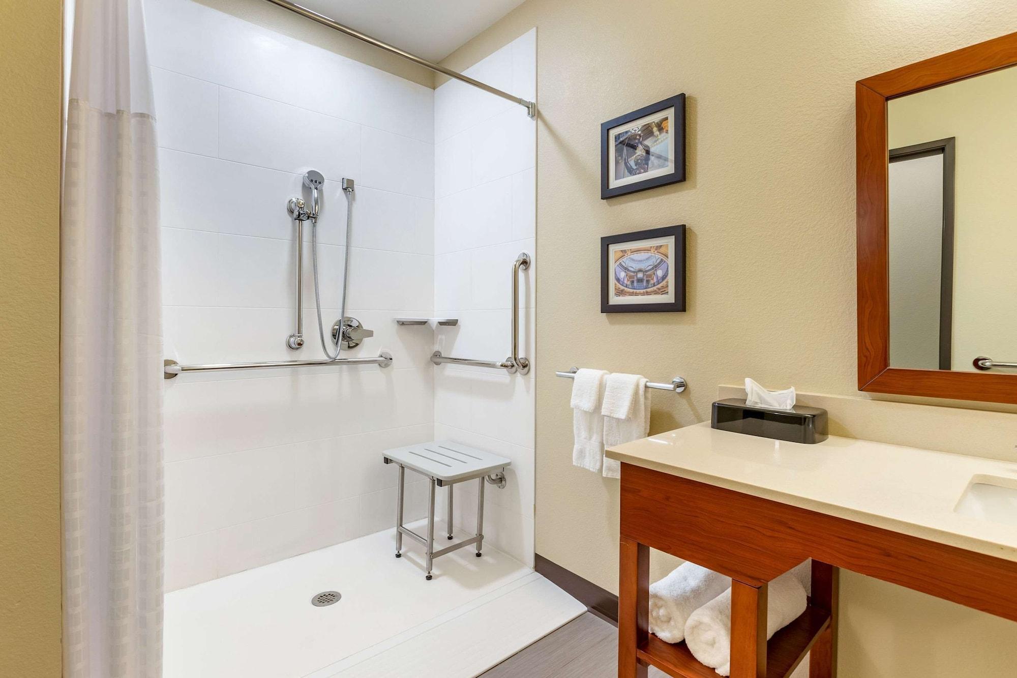 Comfort Inn & Suites West Des Moines Bagian luar foto